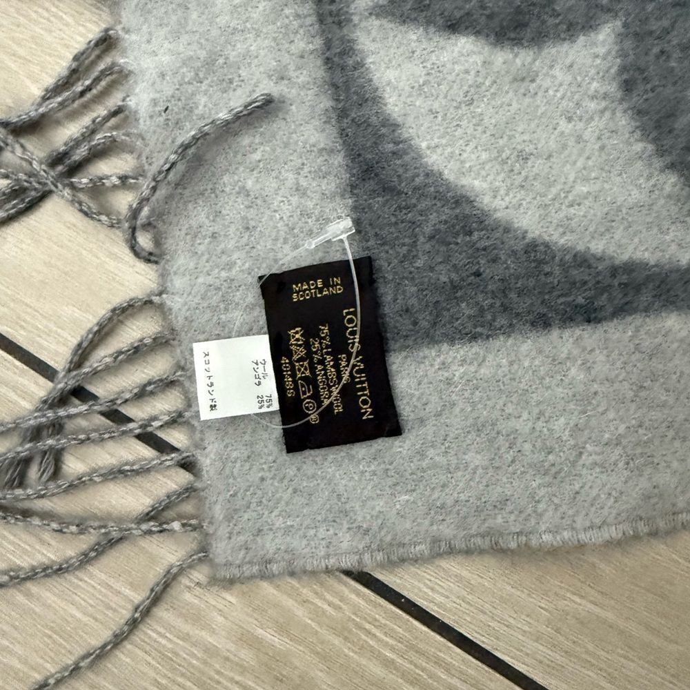 Used excellent condition LV Elegant Gray Wool Scarf - Picture 3 of 7